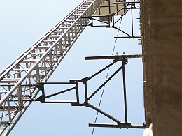 施工升降机附墙架的结构特点与作用
